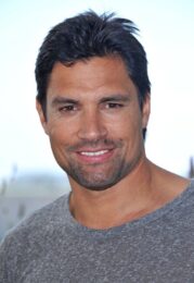 Manu Bennett